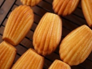 【期間限定・即日～3/31】未経験歓迎！ ＜東京大丸＞高時給1600円＋交通費◇高待遇◇8:00～21:00内シフト制◇バームクーヘンやバタ―サンドなど焼き菓子の販売◇週払い可◇学生.20代.30代.40代男女スタッフさん活躍中！＜専用フォーム返信＆オンラインで簡単登録＞FD-T-gps-tanki-331