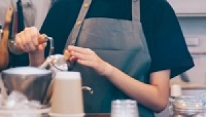 □■6月～長期□■週4日～OK■□空港内の落ち着いたカフェ＆バーで接客【羽田空港第１ターミナルビル】NY発！おしゃれな食品セレクトショップが展開するカフェ■□レジ接客などカフェ・バー業務全般□■時給1600円/月給例28万円/交通費支給/週払いOK/制服貸与■□20代,30代,40代半ば男女スタッフ活躍中！＜専用フォームの返信＆オンラインで簡単登録＞OT-T-dean-cafe