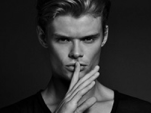 ＊即日～長期・週4日から相談OK！＊時給1600円以上(経験有)+交通費＊未経験歓迎のメンズアパレル販売【東京ミッドタウン日比谷】ブラックを基調にしたアイテムを展開しグローバルなブランドとのコラボも多数！＊アパレル未経験歓迎！物販経験があればOKです♪＊週払いOK・服装 貸与あり・社保有給完備＊20代,30代,40代前半男女スタッフ活躍中！＜専用フォーム返信＆オンラインで簡単登録＞ AP-T-mmt-d