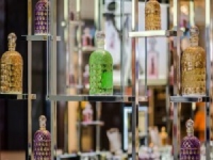 ＜インバウンド対応＞中国語・英語が出来る方歓迎■長期■時給1450円以上(経験有)+交通費■フレグランスアドバイザー募集■人気のブランドを取り揃えたフレグランスショップ＜成田空港第2ターミナル 中央ビル / FaSoLa STARS Duty Free エルメス＞【週払いOK / 社保完備 / 制服貸与あり / フレグランス未経験OK！コスメ販売経験者優遇 / スタート日相談OK】＜WEB/来社 選べる登録方法◆履歴書不要＞ AP-g-burub