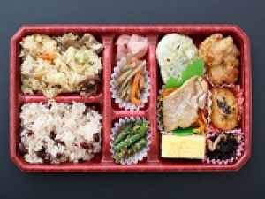 ■時給UP期間中■ ◇新宿小田急◇＜時給1600円＋交通費あり＞即日～長期★ふっくら美味しい♪おこわ弁当販売★あつあつの出来立てを販売★食品・惣菜・お弁当販売◇11:30～21:00ワンシフト◇食品販売経験があればOK◇20代.30代.40代前半  男女スタッフさん活躍中＜週払いOK！制服有！交通費あり！＞＜専用フォーム返信＆オンラインで簡単登録＞FD-T-yone①-d