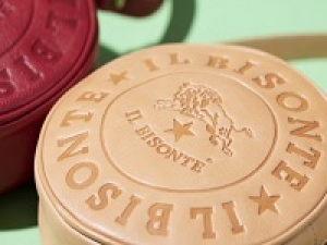 即日～長期■週3日■時給1450円以上(経験有)+交通費支給■＜IL BISONTE/イルビゾンテ　大宮ルミネ＞フィレンツェ発のレザーブランドでバッグ・革小物販売★20代,30代女性スタッフ活躍中★【週払いOK・私服勤務・駅から徒歩5分以内・スタート日相談OK】＜専用フォーム返信＆オンラインで簡単登録＞AP-T-ilbiso-d