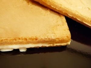 即日～1/3 ＜鎌倉路面店＞時給1550円＋交◇ほのかな甘さが上品♪サクっとしたおせんべいにクリームの鎌倉銘菓が大人気！◇9:00～19:00内シフト制◇未経験OK！接客＆レジ経験があればエントリーOK◇週払いOK / 駅チカ / 学生.20代.30代.40代男女スタッフさん活躍中！＜専用フォーム返信＆オンラインで登録OK＞tan-F-gps-gro