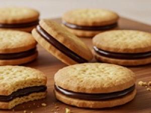 【週3～5日/実働4H～相談OK】即日～長期＜東京駅構内＞時給1600円＋交通費◇未経験歓迎◇遊び心が満載のチョコレートを使った新しいスイーツを提案するブランド◇バウムやショコラサンドなど箱入り菓子販売◇洋菓子が好き、興味があるなど大歓迎◇週払いOK◇扶養内◇Wワーク◇学生.20代.30代.40代女性活躍中！＜専用フォーム返信＆オンラインで簡単登録＞FD-T-chofac-d