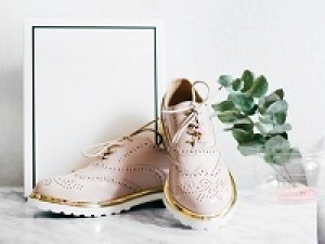 ■即日～長期■時給1500円以上(経験有)+交通費■＜あしながおじさん　国分寺マルイ＞どこかクラシカルで可愛らしい♪ カジュアル系シューズブランドで販売！週払い可・社保有給完備・社販できます・20代,30代,40代女性スタッフさん活躍中！＜専用フォームの返信＆オンラインで簡単登録＞AP-T-asin-d