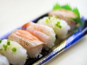 【すし将 / 年始 お寿司販売】書類選考のみ / 未経験歓迎＜1/6 単日　青葉台東急＞日給12,000円(時給換算1,714円)＋交通費◇7時間以上勤務した場合は残業手当あり(25％割増 /時給2142円)★1日でしっかり稼げる！大人気のパック入りお寿司の催事店舗で販売◇学生/20代.30代.40代.50代 女性スタッフさん活躍中！＜専用フォームの返信＆オンラインで登録OK＞tan-F-syo①