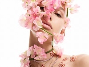 ■長期■時給1500円以上(経験有)+交通費全額支給■＜Swarovski/スワロフスキー　立川伊勢丹 or 立川グランデュオ＞クリスタルジュエリーブランドで販売◇スマホケース、時計、キーホルダー◇未経験も歓迎！20代,30代,40代女性スタッフ活躍中！【週払いOK／ジュエリー＆制服貸与／社保有給完備／駅から徒歩5分以内】＜専用フォーム返信＆オンラインで簡単登録＞AP-T-suwa-d