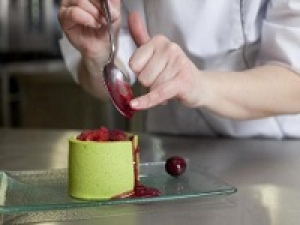 【パティシエ】メディアでも有名パティスリー＜トシ ヨロイヅカ /  東京店(京橋路面店)＞1600円＋交通費 / 週払いOK◇ケーキのデコレーションメイン◇20代.30代.40代女性スタッフさん活躍中！＜専用フォーム返信＆オンラインで簡単登録＞FD-T-tyo①