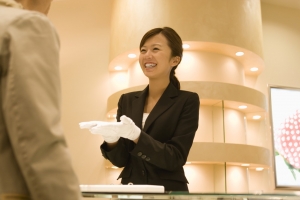 【正社員】未経験から大手外資系ジュエラーの販売スタッフに！■ラグジュアリー系ジュエリーブランド/横浜エリア■年収360万以上 / インセンティブ支給あり / 社会保険完備 / 年間休日122日 / そのほか福利厚生充実の安定企業■  AP-T-bvl-d