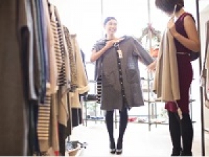 ≪二子玉川エリア≫ ◆アパレル販売・時給～1800円+交◆未経験OKのお仕事アリ！アパレルデビューを応援♪経験のある方のスキルアップもサポート♪◆まずは3ヶ月間だけ勤務！その後長期に切替も可能です◆アパレル・雑貨・コスメブランドなどで販売◆スタート日相談OK◆勤務地相談OK◆経験者歓迎◆登録時に希望条件をお伺いします♪◆高時給！交通費支給！週払いOK！＜専用フォームの返信＆オンラインで簡単登録＞AP-T-futako-iroiro