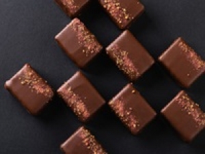 未経験OK◇即日～長期＜GODIVA/ゴディバ ◆イオンモール鈴鹿＞ベルギー発☆高級チョコレートの販売◇時給1350円＋交通費 / 週払いOK / 車通勤OK◇甘すぎないビターな味も人気！何かしらの接客経験があればOK！20代.30代.40代男女活躍中！＜専用フォーム返信＆LINEビデオで簡単登録＞FD-K-gdv