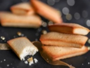 ◇即日～長期＜品川駅＞時給1600円＋交通費◇バームクーヘンやバタ―サンドなど焼き菓子の販売◇菓子未経験さんも歓迎♪ 週4～5日勤務◇6:00～19:00内シフト制◇週払いOK◇駅直結＜食品販売/焼き菓子販売/スイーツ販売/お土産販売＞ 学生.20代.30代男女スタッフさん活躍中！＜専用フォーム返信＆オンラインで簡単登録＞FD-T-gps-long①-d