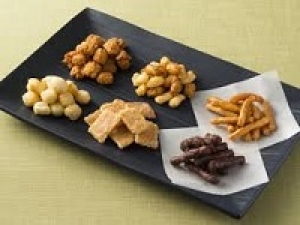 ■時給UP期間中■即日～長期＜東京大丸＞口の中にふんわり広がるお米の香り☆おかき専門店でおかき・あられなどの和菓子販売◇時給1500円＋交通費◇パッケージのセンスの良さも魅力的◇20代.30代.40代.50代前半 男女スタッフさん活躍中！週払いOK / 社保完備 / 有給あり＜専用フォーム返信＆オンラインで簡単登録＞FD-T-okaki①-d