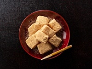 即日～長期＜鎌倉駅＞縁起もよく可愛らしい形状のサブレーは鎌倉銘菓！鎌倉発◇老舗店和菓子店の甘味処でホール接客＆和菓子の製造◇時給1500～1600円＋交通費 / 週払いOK / 20代.30代.40代.50代男女活躍中！＜専用フォーム返信＆オンラインで簡単登録＞FD-T-toshim-karyo