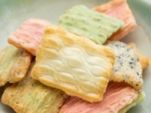 ■時給UP期間中■即日～長期＜吉祥寺東急＞口の中にふんわり広がるお米の香り☆おかき専門店でおかき・あられなどの和菓子販売◇時給1500円＋交通費◇パッケージのセンスの良さも魅力的◇20代.30代.40代.50代前半 男女スタッフさん活躍中！週払いOK / 社保完備 / 有給あり＜専用フォーム返信＆オンラインで簡単登録＞FD-T-okaki①-d