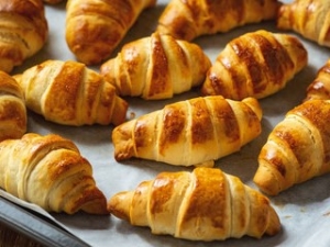 【紹介予定派遣】半年後には企業の直雇用☆★星ヶ丘三越のパン製造のお仕事★☆彡【時給1250～1300円＆交通費】★朝6時スタート！16時までに退社できます★三越百貨店を中心に展開♪ミニクロワッサンが人気！◇オンラインで登録OK！週払いOK！交通費支給◇fd-k-johsei①