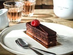 ■長期■洋菓子未経験OK＜販売＆カフェ接客＞即日～長期【LA MAISON DU CHOCOLAT(ラ・メゾン・デュ・ショコラ）　六本木ヒルズ】濃厚なのに繊細な味わいが楽しめる。世界で愛されるショコラ専門店で洋菓子販売＆カフェスタッフ◇高時給1650円＋交通費 / 週払いOK / 週3～相談OK / 学生.20代.30代.40代.50代女性スタッフさん活躍中！＜専用フォーム返信＆オンラインで簡単登録＞FD-T-lamadu