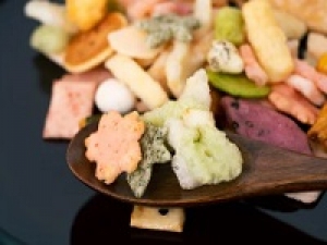 ■時給UP期間中■即日～長期＜吉祥寺アトレ＞口の中にふんわり広がるお米の香り☆おかき専門店でおかき・あられなどの和菓子販売◇時給1500円＋交通費◇パッケージのセンスの良さも魅力的◇20代.30代.40代.50代前半 男女スタッフさん活躍中！週払いOK / 社保完備 / 有給あり＜専用フォーム返信＆オンラインで簡単登録＞FD-T-okaki①-d