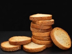 ◇即日～長期＜品川駅＞時給1600円＋交通費◇バームクーヘンやバタ―サンドなど焼き菓子の販売◇菓子未経験さんも歓迎♪ 週4～5日勤務◇6:00～22:45内シフト制◇週払いOK◇駅直結＜食品販売/焼き菓子販売/スイーツ販売/お土産販売＞ 学生.20代.30代男女スタッフさん活躍中！＜専用フォーム返信＆オンラインで簡単登録＞FD-T-gps-long①-d