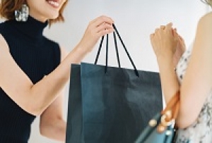 ≪新宿高島屋≫ あなたのキャリアが輝きます！経験を活かしてスキルUP！ハイブランドで販売♪◇ブランド・勤務地・時給etc◇ウノにお任せ下さい！あなたの希望叶えます！◇時給1650円～1700円・交通費支給・週払いOK・社保完備◇20代～40代女性活躍中！＜専用フォームの返信＆オンラインで簡単登録＞ AP-T-shintaka-iroiro-high