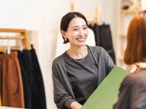 ＜即日～長期＞時給1500円以上(経験有)+交通費全額支給◇フレンチトラッドベースのレディースアパレルブランド【相模大野ステーションスクエア】ベーシックでカジュアルなデイリーウェアの販売◇週払い可・スタート時は服装貸与＆私服でOK◇20代,30代,40代女性スタッフ活躍中！＜専用フォーム返信＆オンラインで簡単登録＞ AP-T-nomb