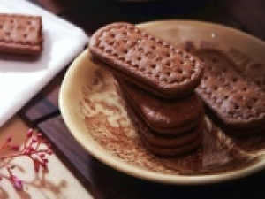 即日～長期＜日本橋高島屋＞カフェも大人気！銀座発祥の洋菓子店で販売◇一口サイズのガナッシュやチーズケーキなど人気商品多数◇時給1550円＋交通費 / 週払いOK / 月給例27万～ / 経験が活かせる ◇20代.30代.40代前半 男女スタッフさん活躍中！＜専用フォーム返信＆オンラインで登録OK＞FD-T-shis①-d