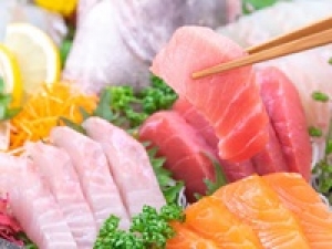 【紹介予定派遣】＜ sakana bacca(サカナ バッカ)■鮮魚加工■ ＜都内店＞ 鮮魚デリカ【鮮魚加工・にぎり・ちらし・刺身製造・レジ・接客など】時給1600円＋交通費 / フルタイム / 20代.30代.40代男女活躍中！＜専用フォーム返信＆オンラインで簡単登録＞FD-T-bacca