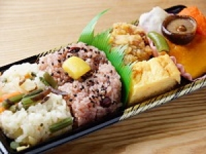 【遅番】◇渋谷東急フードショー◇＜時給1500円＋交通費あり＞即日～長期★ふっくら美味しい♪おこわ弁当販売★あつあつの出来立てを販売★食品・惣菜・お弁当販売◇食品販売経験があればOK◇20代.30代.40代前半  女性スタッフさん活躍中＜週払いOK！制服有！交通費あり！＞＜専用フォーム返信＆オンラインで簡単登録＞ FD-T-yone①