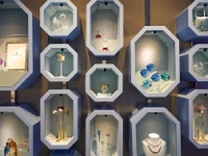 【ジュエリー・雑貨販売】4/1～5/31 ・月18日勤務 ＜SWAROVSKI / （スワロフスキー）吉祥寺東急＞時給1600円＋交通費◇クリスタルジュエリー・チャーム・雑貨の販売◇ 週払いOK / 扶養内 / WワークOK / 20代.30代男女活躍中！＜専用フォームの返信＆オンラインで登録OK＞tan-A-suwa