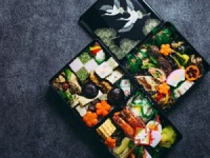 毎年人気のお仕事が今年も募集スタート！エントリーはお早目に♪【未経験OK！年末おせち販売】12/26～12/31＜渋谷東急フードショー＞料亭のおもてなしがそのままおせちで味わえる毎年人気のおせち◇時給1450～1550円＋交通費/ 週払いOK / 何らかの販売経験＋レジ経験があればOK / 学生.20代.30代.40代男女スタッフさん活躍中！＜専用フォーム返信＆オンラインで簡単登録＞tan-F-nada-han-d