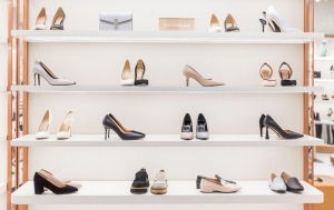 ＼ Wワークや扶養内歓迎！月10日程度でOK！／時給1600円(経験有)・交通費全額支給・車通勤OK！◆レディース＆メンズ シューズ販売スタッフ◆マドラス/LANVIN COLLECTION あみアウトレット◆履き心地と機能性に優れたシューズブランド◆週払いOK・私服勤務・社保有給完備◆20代～50代男女活躍中！＜専用フォームの返信＆オンラインで簡単登録＞ AP-T-mado