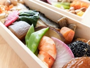 【未経験歓迎 /  日数・時間の相談OK】 即日～長期＜新宿京王＞老舗料亭の味を家庭で味わえる、絶品和惣菜＆お弁当販売◇～時給1500円+交通費 / 週払いOK / 熨斗包装スキル不要 / なにかしらの販売経験があればエントリーOK◇20代.30代.40代.50代女性スタッフさん多数活躍中！◇週払いも選べます!＜専用フォーム返信＆オンラインで簡単登録＞FD-T-nada①-d
