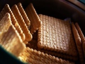 ◇＜年末年始　12/26～1/9　東京駅＞時給1450～1550円＋交通費◇洋菓子デビュー歓迎◇手土産でも定番！香ばしい焼き菓子やしっとり食感でリピーターさんも続出！袋入り、箱入り洋菓子販売◇ 週払いOK・週3～・未経験OK・Wワーク・扶養内・学生さん/20代.30代.40代女性活躍中！＜専用フォーム返信＆オンラインで簡単登録＞tan-F-shuku②-bata