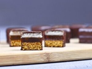 即日～長期＜東京大丸＞時給1600円＋交通費◇未経験歓迎◇遊び心が満載のチョコレートを使った新しいスイーツを提案するブランド◇バウムやショコラサンドなど箱入り菓子販売◇洋菓子が好、興味があるなど大歓迎◇週払いOK◇学生.20代.30代.40代女性活躍中！＜専用フォーム返信＆オンラインで簡単登録＞FD-T-chofac-d