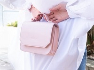 ■即日～長期■時給1500円(経験有)+交■＜南大沢アウトレット＞大人気！NY生まれの有名ブランドで販売◇スタイリッシュで使い心地良いアイテムはオフィスでもプライベートでも活躍◇ウィメンズ・メンズアパレル＆バッグ・レザー小物＆ジュエリー・アクセサリー＆シューズ＆時計等【週払いOK・社販なし / 制服貸与・社保有給完備・20代,30代女性スタッフ活躍中】＜専用フォーム返信＆オンラインで簡単登録＞AP-T-micha-out