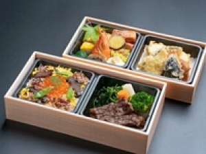 【未経験歓迎 /  日数・時間の相談OK】 即日～長期＜エキュート品川＞老舗料亭の味を家庭で味わえる、絶品和惣菜＆お弁当販売◇時給1500円+交通費 / 週払いOK / 熨斗包装スキル不要 / なにかしらの販売経験があればエントリーOK◇20代.30代.40代.50代女性スタッフさん多数活躍中！◇週払いも選べます!＜専用フォーム返信＆オンラインで簡単登録＞FD-T-nada①-d