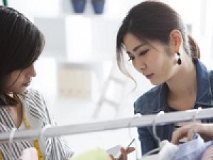 ≪青葉台エリア≫ ◆アパレル販売・時給～1800円+交◆未経験OKのお仕事アリ！アパレルデビューを応援♪経験のある方のスキルアップもサポート♪◆まずは3ヶ月間だけ勤務！その後長期に切替も可能です◆アパレル・雑貨・コスメブランドなどで販売◆スタート日相談OK◆勤務地相談OK◆経験者歓迎◆登録時に希望条件をお伺いします♪◆高時給！交通費支給！週払いOK！＜専用フォームの返信＆オンラインで簡単登録＞AP-T-aobadai-iroiro