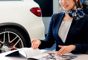 即日～長期＊高級ドイツ車のショールームスタッフ＜メルセデス・ベンツ 足立＞ご来店受付・アテンド・簡単な事務＊丁寧な応対ができれば未経験OK！＊時給1550円/月収例25万円/ 交通費支給/週払いあり/制服貸与＊20代,30代,40代前半女性活躍中！＜専用フォームの返信＆オンラインで簡単登録＞ OF-T-yana-ada