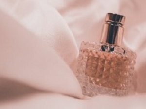 ■長期■時給1450円以上(経験有)+交通費■フレグランスアドバイザー募集＜L&#039;Atelier des Parfums ラトリエ デ パルファム　渋谷ヒカリエ＞人気のブランドを取り揃えたフレグランスショップ◇スタート日相談出来ます【フレグランス未経験OK / 週払いOK / 社保完備 / 制服貸与あり/ 20代,30代,40代女性スタッフ活躍中】＜WEB/来社 選べる登録方法◆履歴書不要＞ AP-g--burub-lateli