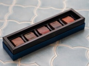 【未経験OK / 食品・洋菓子販売デビュー歓迎】即日～長期＜洋菓子販売 / 銀座松屋＞香り高いチョコレート、ヨーロッパの伝統菓子など、高級感あるパッケージでも有名な老舗洋菓子店◇時給1550円＋交通費 / 週払いOK / 20代.30代.40代.50代前半の女性活躍中！＜専用フォーム返信＆オンラインで簡単登録＞FD-T-dml②-d