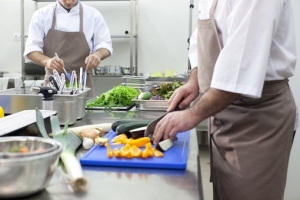 ＼シフト時間の相談可能／即日～3ヶ月！未経験歓迎！食のテーマパークで調理スタッフ＜道の駅 ローズマリー公園 はなまる市場＞ 軽食調理やソフトクリーム作りなどの調理補助・南房総の食の魅力が満載のお店！◇時給1400円＋交通費・週払いOK◇週3日程度・9:00～17:00の間で実働4～6時間◇制服貸与あり◇20代～50代男女活躍中！＜専用フォーム返信＆オンラインで簡単登録＞OT-T-ttc-rose