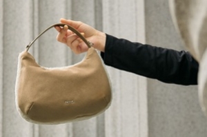 ■即日～長期■時給1500円以上(経験有)+交通費支給■未経験相談OK！＜ agn&egrave;s b VOYAGE／アニエスベーボヤージュ　東京大丸＞パリ発のシンプルシックな人気ブランド◇バッグ・お財布などファッション雑貨販売■嬉しい制服貸与・週払可・20代,30代,40代男女スタッフ活躍中！＜専用フォーム返信＆オンラインで簡単登録＞AP-T-agn-v-d