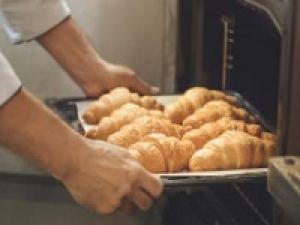 【パン製造】鎌倉発のサブレが有名なお店＜鎌倉駅前 路面店＞鎌倉店のみ展開するパンは連日地元の方や観光客に人気！【焼成・成型、仕込みなど】5:00～14:00 /  駅チカ◇20代.30代.40代男女活躍中！＜専用フォーム返信＆オンラインで簡単登録＞FD-T-toshim-tobi