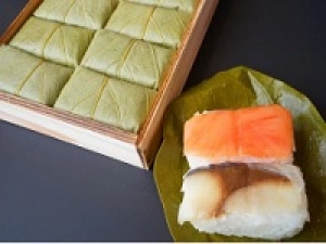 即日～長期【週3～5日】食品未経験OK！奈良発の柿の葉すしの販売＜新宿京王＞時給1400円＋交通費 / 週払いOK◇何かしらの販売経験がエントリーOK◇ミドル活躍中！学生.20代.30代.40代.50代女性スタッフさん多数活躍中！＜専用フォーム返信＆オンラインで簡単登録＞FD-T-susuk①-d