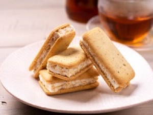 ◇＜年末年始　12/26～1/12　横浜そごう＞時給1300～1400円＋交通費◇洋菓子デビュー歓迎◇手土産でも定番！香ばしい焼き菓子やしっとり食感でリピーターさんも続出！袋入り、箱入り洋菓子販売◇ 週払いOK・週3～・未経験OK・Wワーク・扶養内・学生さん/20代.30代.40代女性活躍中！＜専用フォーム返信＆オンラインで簡単登録＞tan-F-shuku②-bata