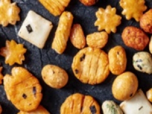 ■時給UP期間中■即日～長期＜浦和伊勢丹＞口の中にふんわり広がるお米の香り☆おかき専門店でおかき・あられなどの和菓子販売◇時給1500円＋交通費◇パッケージのセンスの良さも魅力的◇20代.30代.40代.50代前半 男女スタッフさん活躍中！週払いOK / 社保完備 / 有給あり＜専用フォーム返信＆オンラインで簡単登録＞FD-T-okaki①-d