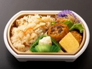 【遅番】◇東京大丸◇＜時給1500円＋交通費あり＞即日～長期★ふっくら美味しい♪おこわ弁当販売★あつあつの出来立てを販売★食品・惣菜・お弁当販売◇食品販売経験があればOK◇20代.30代.40代前半  女性スタッフさん活躍中＜週払いOK！制服有！交通費あり！＞＜専用フォーム返信＆オンラインで簡単登録＞ FD-T-yone①