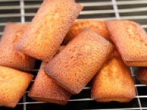 菓子未経験さん歓迎＜銀座三越＞可愛くてオシャレな焼き菓子販売◇時給1500円＋交通費◇洋菓子販売デビュー♪接客が好きならOK◇マドレーヌ・フィナンシェ・カヌレ・クッキーが人気のお店◇並んででも買いたい！そんなお客様が沢山ご来店されます◇学生.20代.30代.40代.50代男女スタッフさん多数活躍中◇素敵な制服◇週払いも選べます♪◇長期/デパ地下/駅チカ＜専用フォーム返信＆オンラインで簡単登録＞FD-T-ed-nowa①-d