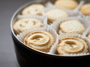 即日～長期◇期間の相談もOK＜日本橋＞時給1450円+交通費 / 週払いOK◇神戸発！老舗洋菓子メーカーの人気店◇人気NO1のなめらかプリン、クリームチーズのこくが引き立つチーズケーキ等◇ロングセラー商品が豊富なショップで洋菓子販売◇実働7～7.5H相談OK / 実働時間内に着替え時間あり / 週払いOK / 制服貸与あり /20代.30代40代前半女性スタッフさん多数活躍中◇＜専用フォーム返信＆オンラインで簡単登録＞FD-T-moz②-d