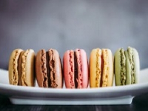 【即日～2026.2/末　週3～5日OK】未経験歓迎！期間限定の高時給1800円＋交◇月収例30万以上◇＜ 新宿伊勢丹＞遊び心たっぷりのアートセンスが光る、フランスのパティシエが作るマカロンやプチタルトなど洋菓子販売◇カラフルなマカロンはギフトにもピッタリ◇週払いOK / 20代.30代.40代.50代女性活躍中！＜専用フォーム返信＆オンラインで簡単登録＞FD-T-jw-sev-tanki